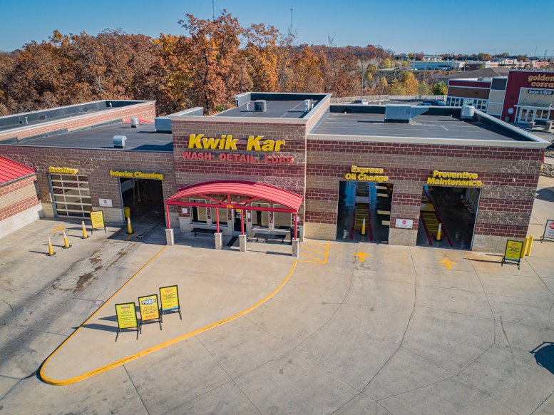 1672950201145 1220shoplook1