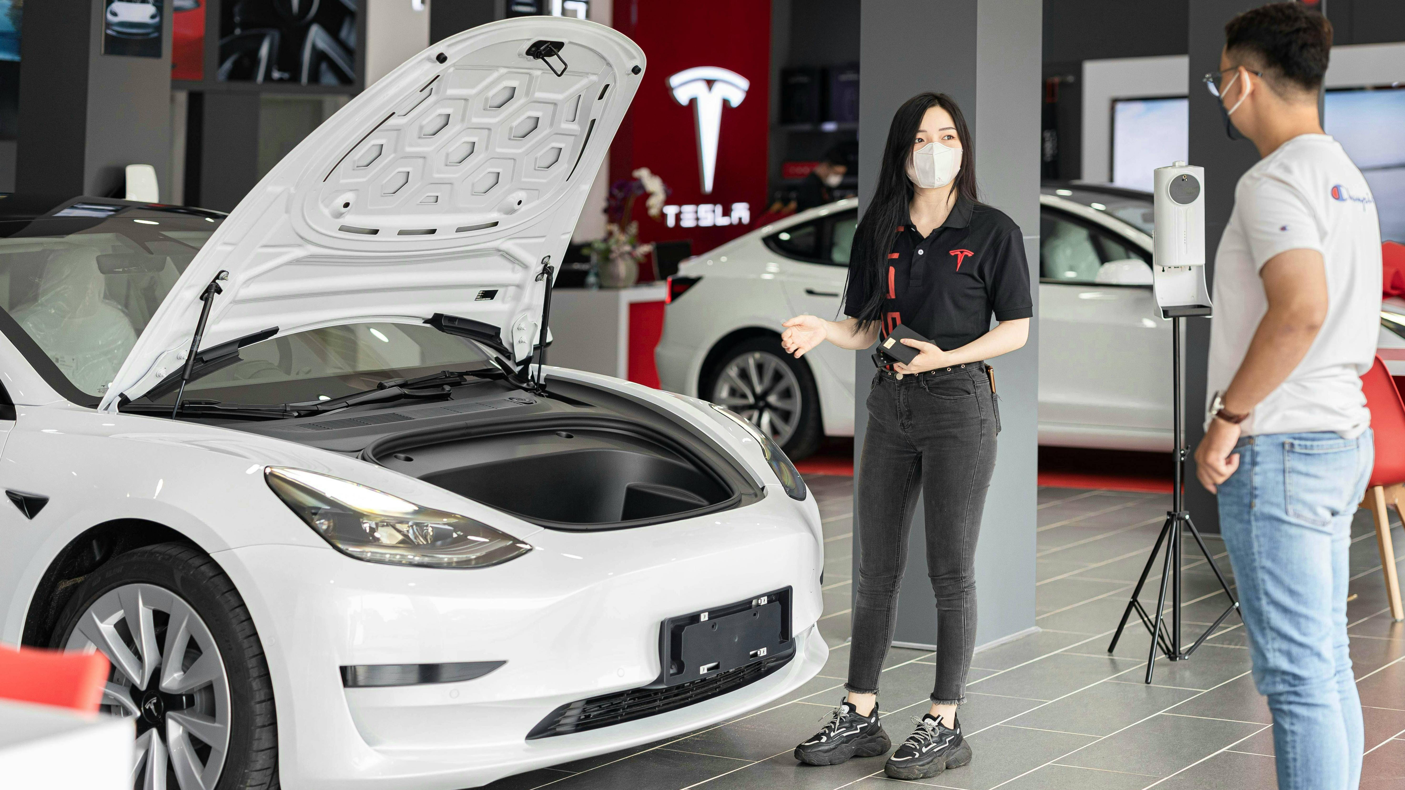 664665759757311f15af44ce Tesla Showroom